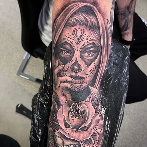 Catrina-Porträt mit Kapuze, Hand und Rose in Black and Grey