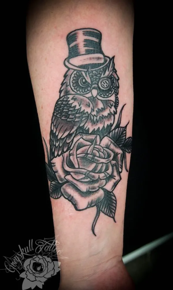 Eule mit Zylinder und Rose als detailreiches Tattoo