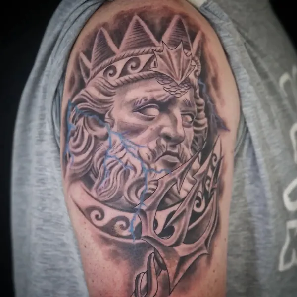 Poseidon-Porträt mit Krone, Dreizack und blauen Blitzen