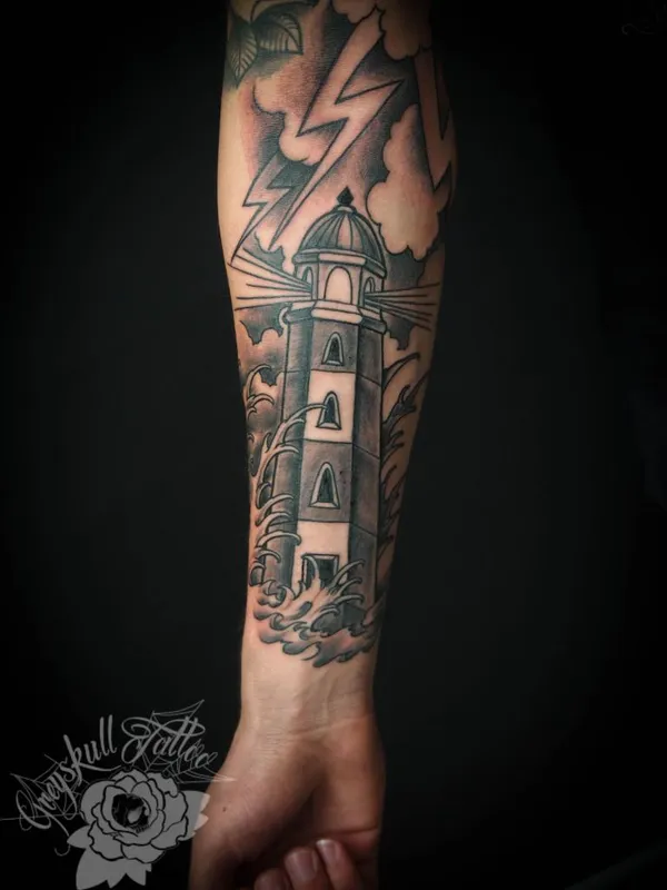 Leuchtturm mit Blitz und dunklem Himmel als Tattoo