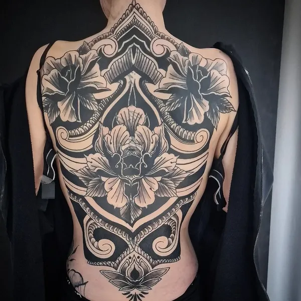 Symmetrisches ornamentales Rückentattoo mit großen Blüten in Schwarz
