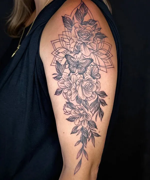 Rosen, Schmetterlinge und geometrische Linien auf einem Oberarm