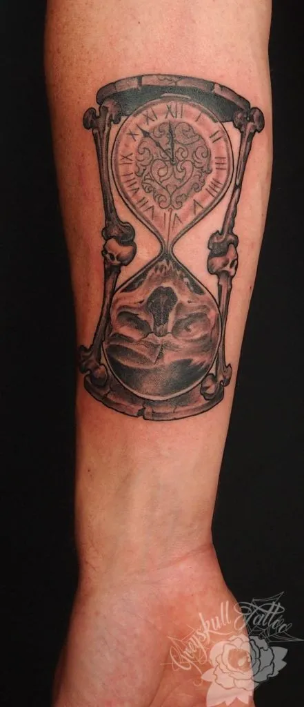 Detailreiches Sanduhr-Tattoo mit Schattierungen
